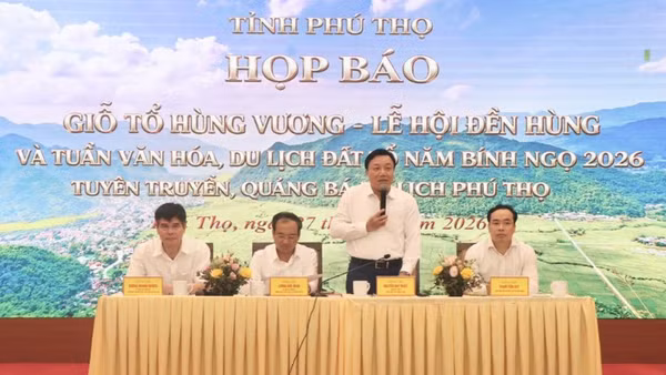 Phó Chủ tịch Ủy ban nhân dân tỉnh Phú Thọ Nguyễn Huy Ngọc giải đáp các câu hỏi của báo chí.