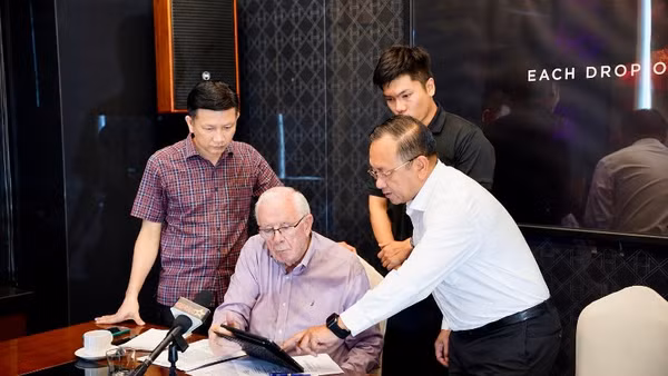 Thiếu tướng Nguyễn Thành Trung (áo trắng), Chính ủy Bộ Tư lệnh Thành phố Hồ Chí Minh gặp gỡ trao đổi cùng ông Robert Ambrose Connor, cựu binh Hoa Kỳ. (Ảnh: TUẤN TÀI)