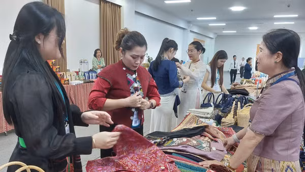 Phiên chợ thanh toán không tiền mặt ở tỉnh Điện Biên. (Ảnh: MAI HUYÊN-THU HẰNG)
