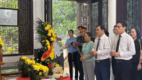 Lãnh đạo xã Minh Đài dâng hương tưởng niệm 45 liệt sĩ tại Trung tâm Khu kinh tế Thanh niên. (Ảnh: CTV)