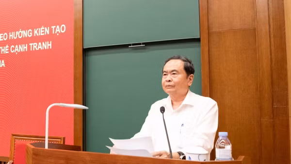 Đồng chí Trần Thanh Mẫn, Ủy viên Bộ Chính trị, Chủ tịch Quốc hội đã trao đổi và truyền đạt chuyên đề cho các học viên Lớp bồi dưỡng, cập nhật kiến thức đối với Ủy viên Trung ương Đảng khóa XIV. (Ảnh: LÂM HIỀN)