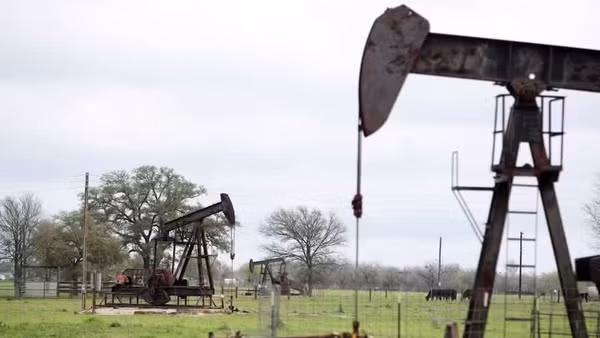 Tháp khoan dầu tại Luling, Texas, Mỹ. (Ảnh: THX/TTXVN)