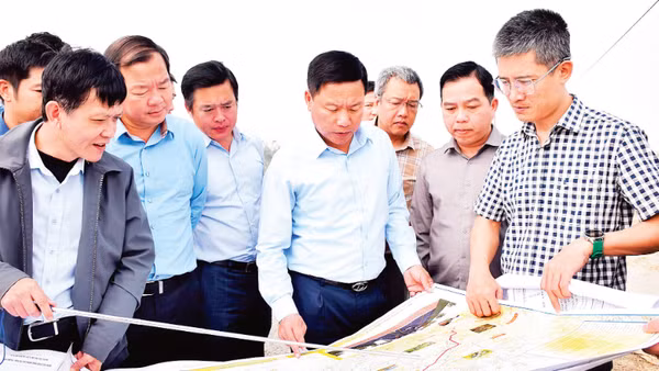 Phó Chủ tịch Ủy ban nhân dân tỉnh Nghệ An Hoàng Phú Hiền kiểm tra công tác giải phóng mặt bằng dự án đường cao tốc Vinh-Thanh Thủy.