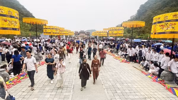 Đông đảo du khách, nhân dân tham dự các Lễ hội tại Ninh Bình trong kỳ nghỉ lễ.