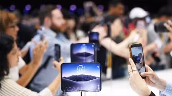 Tập đoàn Apple giới thiệu mẫu điện thoại gập đầu tiên của hãng iPhone Duo tại trụ sở Apple Park ở Cupertino, bang California, Mỹ, ngày 9/9/2026. (Ảnh minh họa: THX/TTXVN)