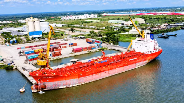 Bốc dỡ hàng hóa tại cảng của Khu công nghiệp Sông Hậu, thành phố Cần Thơ. (Ảnh: THANH TÂM)