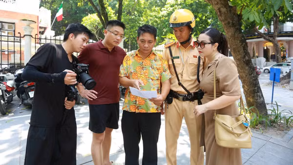 Trung tá Nguyễn Ngọc Tiến (người đứng giữa) cùng ê-kíp trong một buổi xây dựng video tuyên truyền pháp luật về giao thông. (Ảnh: TRẦN THANH)