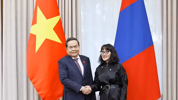 Chủ tịch Quốc hội Trần Thanh Mẫn và bà J. Bayarmaa, Chủ tịch Nhóm Nghị sĩ Hữu nghị Mông Cổ-Việt Nam. (Ảnh: Doãn Tấn/TTXVN)