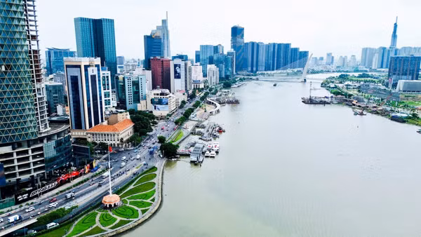 Sông Sài Gòn đoạn đi qua khu vực trung tâm Thành phố Hồ Chí Minh. (Ảnh: THẾ ANH)