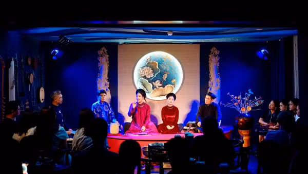 Du khách thưởng thức ca trù tại không gian CADAO Collective. (Ảnh: CADAO Collective)