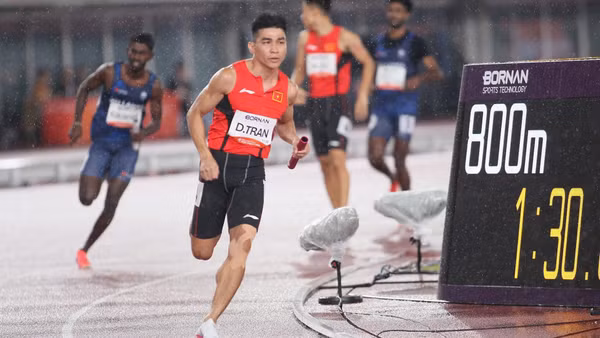 Lượt chạy vòng loại 4x400m tiếp sức nam của VĐV Trần Đình Sơn. (Ảnh: BÙI LƯỢNG)