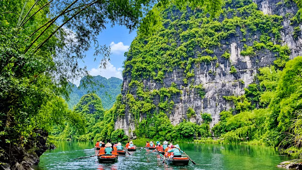 Du khách tham quan Tràng An, Ninh Bình. (Ảnh: HOÀNG TRƯỜNG)
