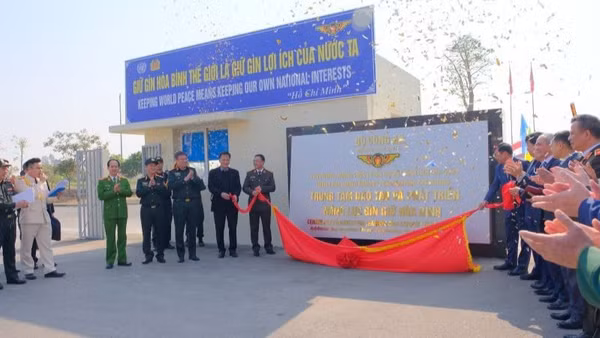 Cắt băng khánh thành và gắn biển trụ sở Trung tâm Đào tạo và Phát triển năng lực gìn giữ hòa bình Bộ Công an.