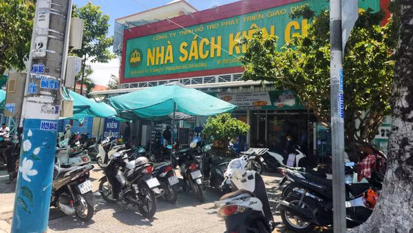 Dù quá trưa nhưng các nhà sách trên địa bàn phường Rạch Giá, tỉnh An Giang vẫn còn đông phụ huynh tìm mua sách cho con để chuẩn bị năm học mới. (Ảnh: QUỐC TRINH)