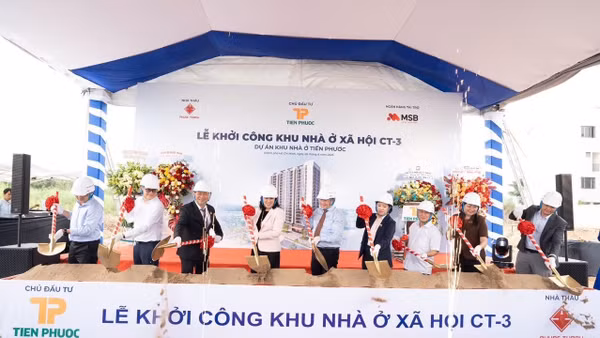 Các đại biểu thực hiện nghi thức khởi công dự án. (Ảnh: TÙNG QUANG)