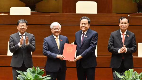Chủ tịch Quốc hội Trần Thanh Mẫn trao Nghị quyết của Ủy ban Thường vụ Quốc hội về việc thành lập Tổ chức Nghị sĩ hữu nghị Việt Nam Quốc hội khóa XVI cho Đoàn Chủ tịch Tổ chức Nghị sĩ hữu nghị Việt Nam của Quốc hội Khóa XVI. 