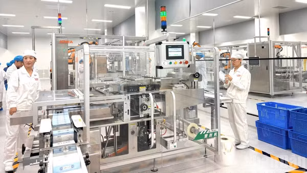 Sản xuất dược phẩm cổ truyền bằng dây chuyền sản xuất thông minh ở Khu công nghiệp y dược dân tộc Ngân Đóa Lan ở Khu tự trị Tân Cương, Trung Quốc. (Ảnh: HỮU HƯNG)
