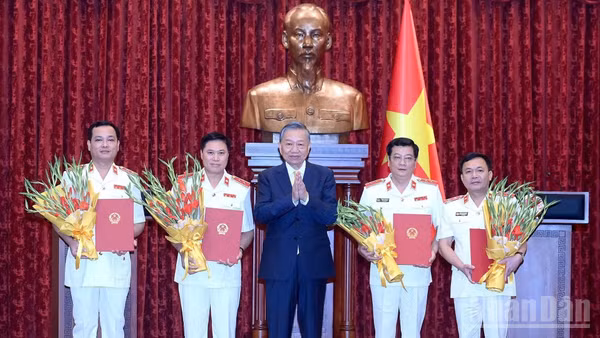 Tổng Bí thư, Chủ tịch nước Tô Lâm trao quyết định bổ nhiệm chức danh Kiểm sát viên Viện Kiểm sát nhân dân tối cao. (Ảnh: ĐĂNG KHOA)