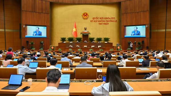 Quang cảnh phiên họp của Quốc hội tại Hội trường Diên Hồng. (Ảnh: THỦY NGUYÊN)