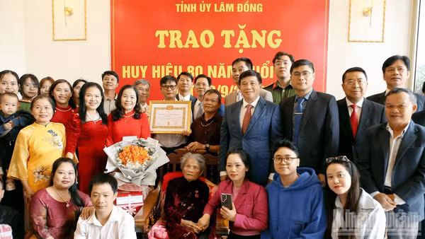 Bí thư Tỉnh ủy Lâm Đồng cùng Đoàn công tác chụp hình lưu niệm với gia đình đảng viên Lê Thị Dục. (Ảnh: N.L)
