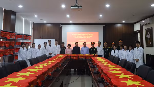 Đại diện các đơn vị tham gia tiếp nhận và bàn giao các mẫu sinh phẩm hài cốt liệt sĩ phục vụ giám định ADN, xác định danh tính liệt sĩ tại Trung tâm giám định ADN (Viện Sinh học, Viện Hàn lâm). (Ảnh: MINH ĐỨC)