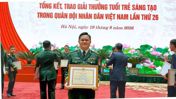Thượng úy Nguyễn Trường Minh hôm nhận giải thưởng tại Thủ đô Hà Nội. (Ảnh: ĐÌNH THẮNG)