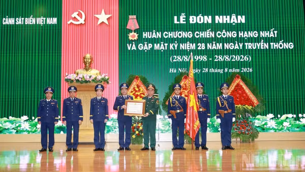 Thừa ủy quyền của lãnh đạo Đảng, Nhà nước, Thượng tướng Nguyễn Quang Ngọc, Ủy viên Trung ương Đảng, Ủy viên Quân ủy Trung ương, Thứ trưởng Quốc phòng trao Huân chương Chiến công hạng Nhất cho Cảnh sát biển Việt Nam. (Ảnh: ĐỨC TĨNH)