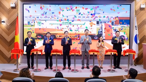 Các đại biểu tại Lễ công bố xuất khẩu lô thịt gà chế biến đầu tiên của Việt Nam sang Hàn Quốc. (Ảnh: C.P. Việt Nam)