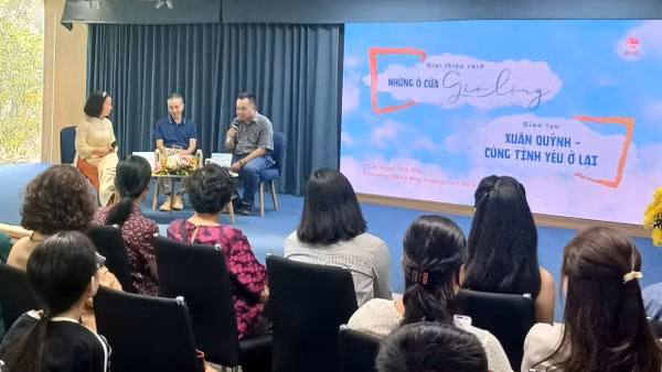 Không gian chương trình giới thiệu sách "Những ô cửa gió lộng" và giao lưu "Xuân Quỳnh cùng tình yêu ở lại". (Ảnh: MAI LỮ)