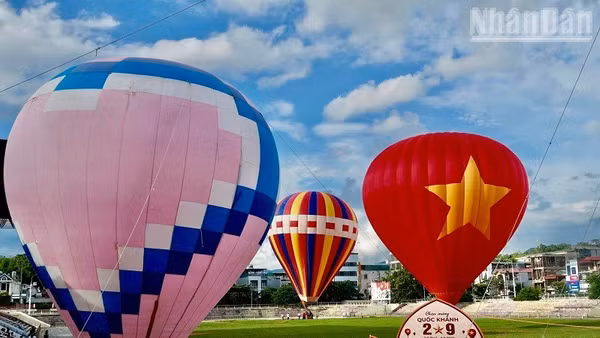 Nhân dân Điện Biên hào hứng trải nghiệm khinh khí cầu tại Sân vận động tỉnh. (Ảnh: LÊ LAN)
