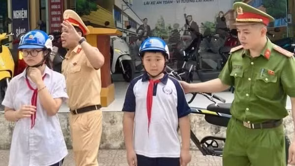 Học sinh được phổ biến kiến thức pháp luật, kỹ năng tham gia giao thông an toàn. (Ảnh: BÁO NHÂN DÂN)