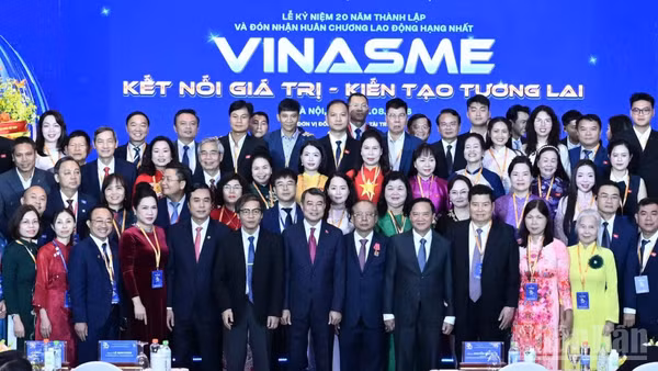Thủ tướng Lê Minh Hưng với các đại biểu dự Lễ kỷ niệm 20 năm thành lập Hiệp hội Doanh nghiệp nhỏ và vừa Việt Nam (VINASME).