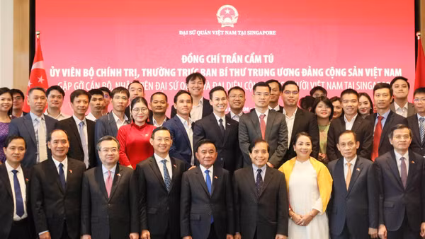 Đông đảo bà con kiều bào và cán bộ Đại sứ quán tham dự buổi gặp gỡ.