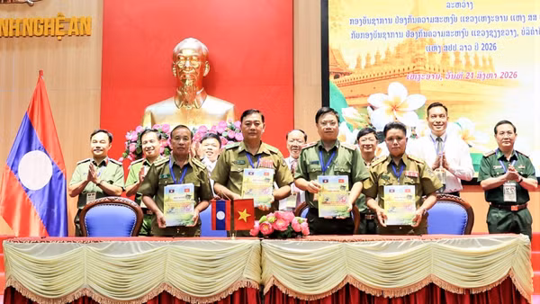 Lãnh đạo Công an các tỉnh Nghệ An, Xiengkhuang, Bolikhamsai, Houaphan ký kết Biên bản hợp tác. (Ảnh: CTV)