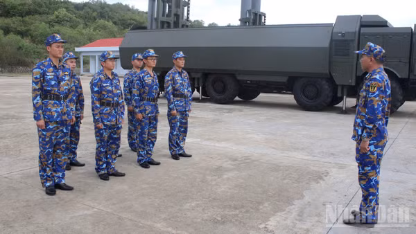 Họp rút kinh nghiệm sau khi huấn luyện. (Ảnh: DŨNG CHÍNH)