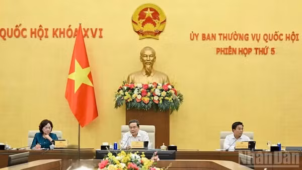Chủ trì phiên họp thứ 5 Ủy ban Thường vụ Quốc hội khóa XVI. (Ảnh: THỦY NGUYÊN)