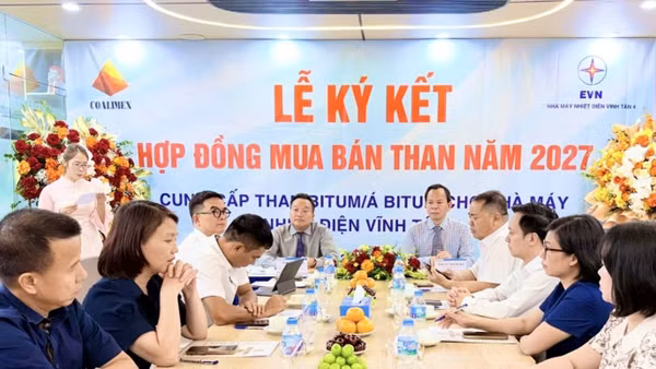 Lễ ký kết Hợp đồng mua bán than năm 2027 giữa Nhà máy Nhiệt điện Vĩnh Tân 4 và Coalimex. (Ảnh: BÌNH MINH)