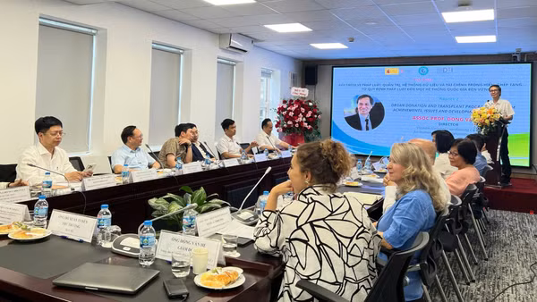 Các đại biểu trong và ngoài nước tham dự tọa đàm. (Ảnh: HUY SƠN)