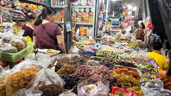Tiểu thương bày bán các loại thực phẩm tại các chợ truyền thống trên địa bàn thành phố Hà Nội. (Ảnh: ĐẶNG VÂN)