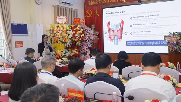 Các chuyên gia đến trao đổi, thảo luận, cập nhật kiến thức mới trong chẩn đoán, điều trị bệnh đái tháo đường. (Ảnh: THẮNG ĐẠT)