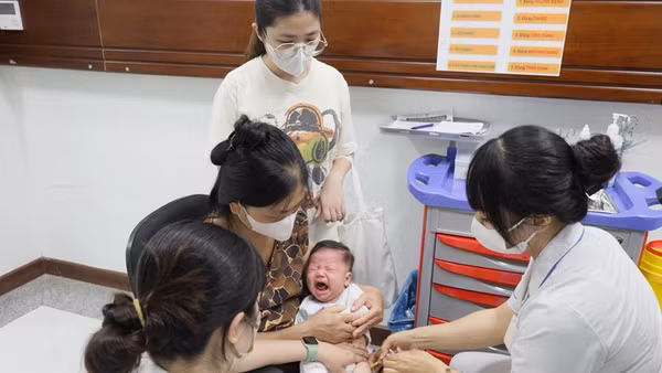 Trẻ em trong độ tuổi trên địa bàn Hà Nội tiêm vaccine phòng các bệnh truyền nhiễm trong Chương trình Tiêm chủng mở rộng.