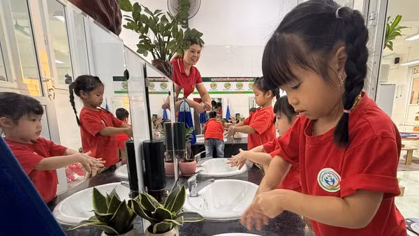 Các em học sinh Trường mầm non Tân Lập (xã Ô Diêm, Thành phố Hà Nội) thực hiện việc rửa tay bằng xà-phòng để phòng bệnh tay chân miệng. (Ảnh: VÂN VÂN)