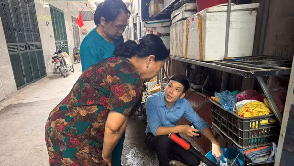 Cán bộ y tế hướng dẫn người dân thực hiện các biện pháp phòng bệnh sốt xuất huyết tại gia đình và cộng đồng. (Ảnh: CDC Hà Nội cung cấp)