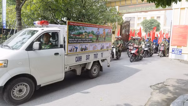 Đại diện các ban, ngành, đoàn thể và người dân tham gia diễu hành hưởng ứng Ngày Thế giới phòng, chống bệnh dại năm 2026 (28/9). (Ảnh MAI TRANG)