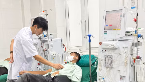 Các y, bác sĩ chăm sóc bệnh nhân chạy thận tại Bệnh viện đa khoa Mỹ Đức (thành phố Hà Nội). (Ảnh: THẮNG ĐẠT)