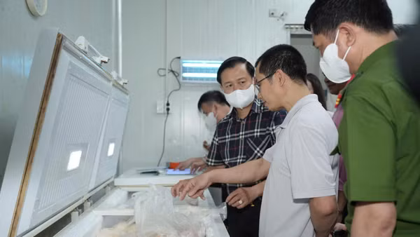 Cơ quan chức năng kiểm tra công tác bảo đảm an toàn thực phẩm các cơ sở sản xuất, kinh doanh thực phẩm trên địa bàn Hà Nội. (Ảnh: THU THẢO)