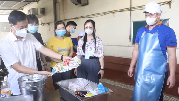 Lực lượng chức năng kiểm tra các cơ sở sản xuất, kinh doanh thực phẩm trên địa bàn thành phố Hà Nội. (Ảnh: THU THẢO)