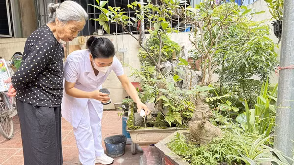 Cán bộ y tế hướng dẫn người dân trên địa bàn thực hiện các biện pháp phòng, chống sốt xuất huyết. (Ảnh: DUY TUÂN)
