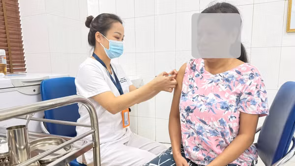 Người dân trên địa bàn Hà Nội tiêm vaccine phòng bệnh viêm não mô cầu. (Ảnh: THẮNG ĐẠT)