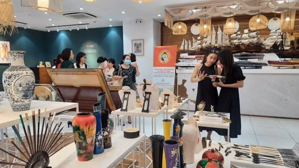Khách tham quan sản phẩm của doanh nghiệp trưng bày tại Trung tâm Xúc tiến thương mại và đầu tư Thành phố Hồ Chí Minh. (Ảnh: CTV)